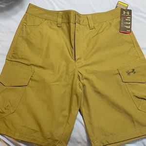 NWT mens Under Armour cargo shorts. Size 34